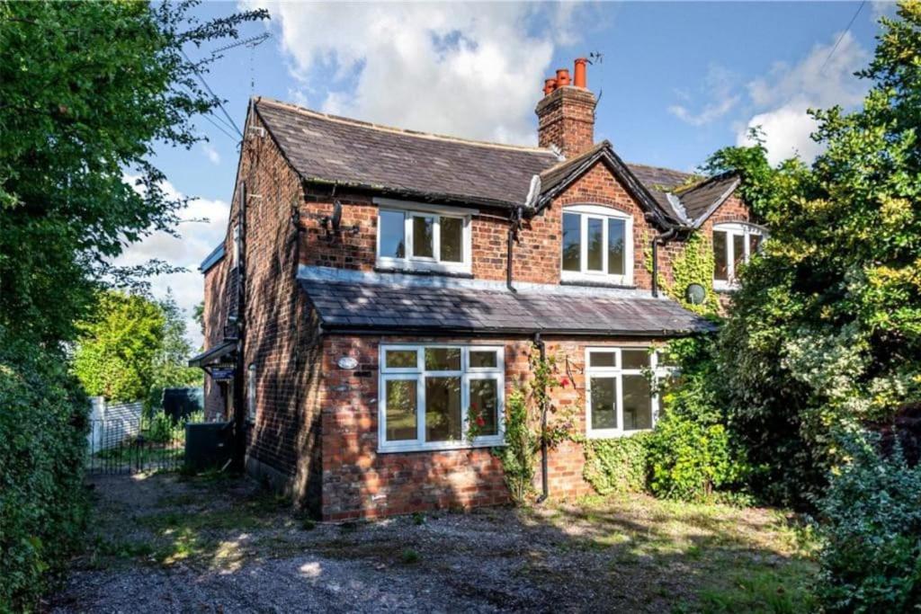 Charming Cottage Getaway In Altrincham Exterior foto